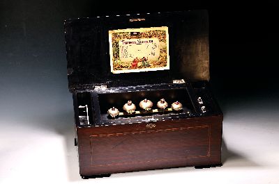 Große Walzenspieluhr mit fünf Glocken, wohl Schweiz um 1880, große Walze, Kamm ca. 74 Zähnen, ein Zahn abgebrochen, Wechsel- und ...