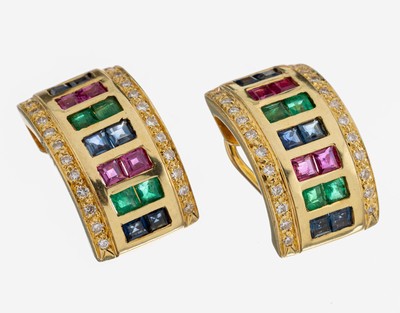 Paar 18 kt Gold Farbstein-Brillant-Ohrstecker, GG 750/000, 12 Saphir-Carrees zus. ca. 0.36 ct, 8 Rubin-Carrees zus. ca. 0.24 ct, 8 Smaragd-Carrees ...