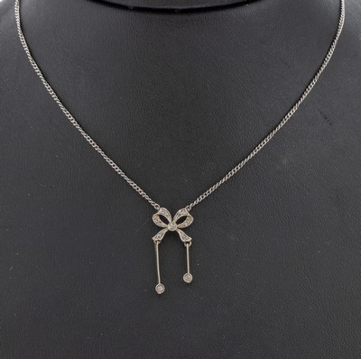 Jugendstil-Diamant-Collier, um 1910, schleifenf. Mittelteil mit 2 bewegl. Abhängungen, rs. GG 585/000, schauseitig zeittyp. in Platin, 1 ...