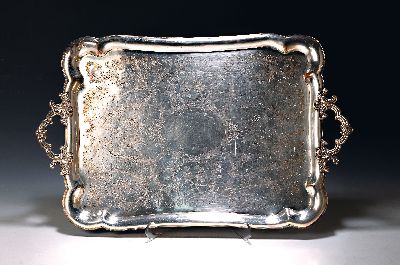 Großes Tablett, Mitte 19. Jh., Metall versilbert, reich graviert mit Rocaillen und Blumendekor, leicht berieben, ca. 76.5 x 46 cm, Altersspuren