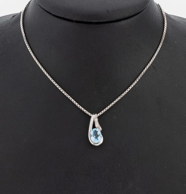 18 kt Gold Topas-Brillant-Anhänger, WG 750/000, ovalfacett. Blautopas (beh.) ca 1.40 ct, 2 Brillanten zus. ca. 0.01 ct Weiß/si, an Kette, WG ...