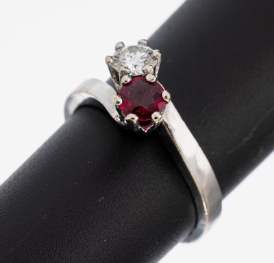 14 kt Gold Brillant-Rubin-Ring, WG 585/000,1 Brillant ca. 0.30 ct Weiß/p, 1 rundfacett. Rubin ca. 0.50 ct, RW 55, ca. 4.0 g