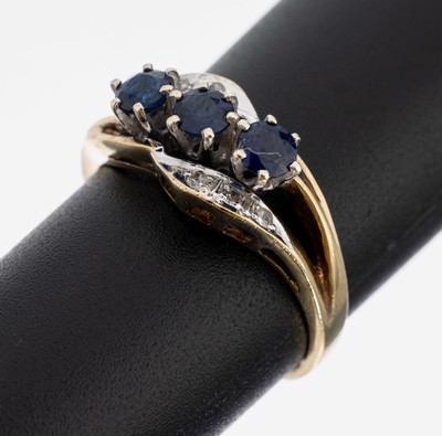 8 kt Gold Saphir-Diamant-Ring, GG/WG 333/000, 3 erhaben gefasste rundfacett. Saphire zus. ca. 0.45 ct, 6 8/8-Diamanten zus. ca. 0.03 ct Weiß/p, RW ...