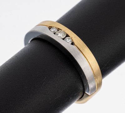 14 kt Gold Brillant-Ring, GG/WG 585/000, 3 Brillanten zus. ca. 0.10 ct Weiß/si, RW 56, ca. 5.3 g