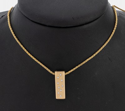 14 kt Gold Brillant-Anhänger, GG 585/000, sat., 9 Brillanten zus. ca. 0.09 ct Weiß/vs, an Kette, 925er Silber verg., L. ca. 56 cm, ...