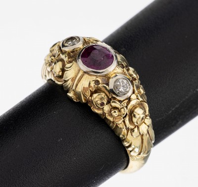 14 kt Gold Rubin-Brillant-Ring, GG/WG 585/000, Ringkopf mit Blüten und Akanthusblattdekor, 1 rundfacett. Rubin ca. 0.30 ct, 2 Brillanten zus. ca. ...