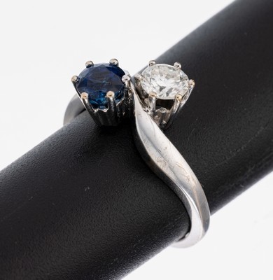 18 kt Gold Brillant-Saphir-Ring, WG 750/000, Brillant ca. 0.50 ct Weiß/p, rundfacett. Saphir ca. 0.65 ct, RW 55, ca. 4.8 g