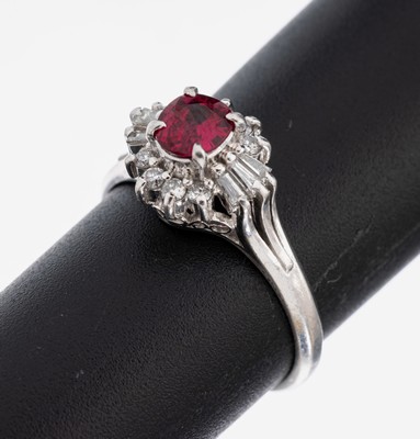 Platin Rubin-Diamant-Ring, Pt 900, mittig erhaben gefasster rundfacett. Rubin ca. 0.50 ct, 8 Brillanten und 6 Diamantbaguettes zus. ca. 0.20 ct ...