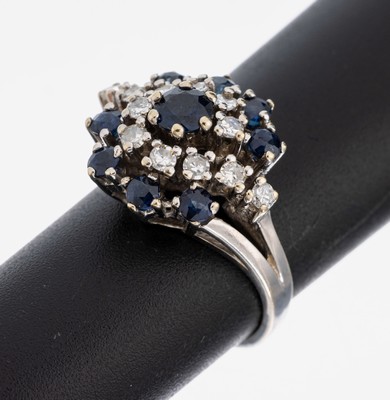 14 kt Gold Saphir-Diamant-Ring, WG 585/000,7 rundfacett. Saphire zus. ca. 0.80 ct, 12 8/8-Diamanten zus. ca. 0.36 ct (grav.) Weiß/si-p, RW 51, ca. ...