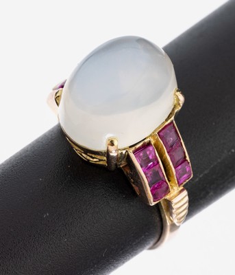 14 kt Gold Mondstein-Rubin-Ring, GG 585/000gepr., mittig ovaler Mondstein-Cabochon ca. 7.0 ct, 12 Rubin-Carrees zus. ca. 0.36 ct, RW 53, ca. 4.9 g