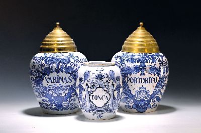 Drei Tabakgefäße, nach barockem Vorbild, um 1900/20, Fayence, blaue Bemalung, zweimal mit getrepptem Messingdeckel, bez. PORTORICO/VARINAS/TONCA, ...