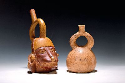 Zwei Steigbügelgefäße nach antikem peruanischem Vorbild, Keramik, a. Affenkopf, bemalt, H. ca. 29.5 cm, b. Vase mit hellbrauner Bemalung, H. 22.5 ...