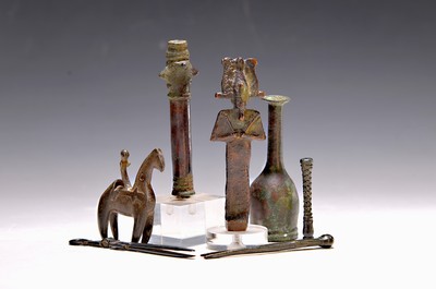 Sieben Artefakte, nach antikem Vorbild, wohl 19. Jh. und später, u.a. Röhrenidol, nach Vorbild von Luristan, Höhe 10.5cm, Ushebti, Reiter zu Pferd ...