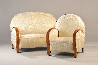 Art-Deco Sitzgruppe, Frankreich, um 1930, Gestell Nußbaum massiv, bestehend aus 3 Cocktailsessel und einem Zweisitzer Sofa, gepolstert und ...