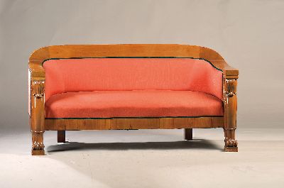 Elegantes Sofa, Schweden, Gertrudenhof Marxzell, um 1920, Mahagonifurnier z.T. massiv, mit rotem Stoff bezogen, aufwendig geschnitzte Armlehnen aus ...