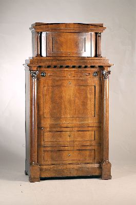 Blenderschrank/Säulenschrank mit Aufsatz, norddeutsch, um 1820, Pyramidenmahagonifurnier, flankiert von Säulen mit korinthischen Kapitellen und ...