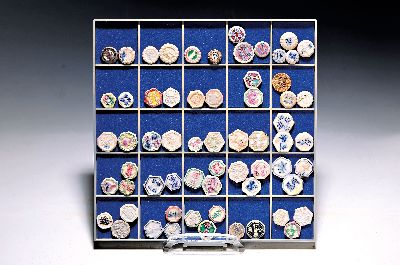 63 Token/Spielsteine/Jetons, Asien , Keramik/Porzellan, teilweise mit Schriftzeichen, teilweise Fischabbildungen, Blätter, Schildkröte, teilweise ...