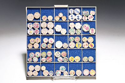 79 Token/Spielsteine/Jetons, Asien , Keramik/Porzellan, teilweise mit Schriftzeichen, versch. Motive, z.T. rund und sechseckig etc., min. ...