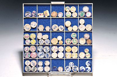 77 Token/Spielsteine/Jetons, Asien , Keramik/Porzellan, teilweise mit Schriftzeichen, versch. Motive, versch. Formen teilweise bunt, z.T. ...