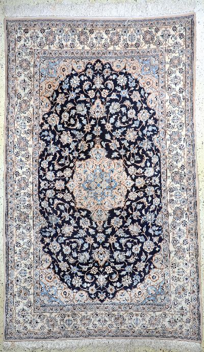 Nain fein(9 La), Persien, Mitte 20.Jhd, Korkwolle mit Seide, ca. 265 x 170 cm, ca. 500.000 Kn/qm, Reinigungsbedürftig, EHZ: 2