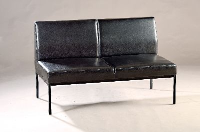 Zweisitzer Sofa, Thonet, schwarzes Leder, mit verchromten Gestell, an der Unterseite mit Thonet Etikett, ca. 77 x 128 x 63 cm, EZ 2