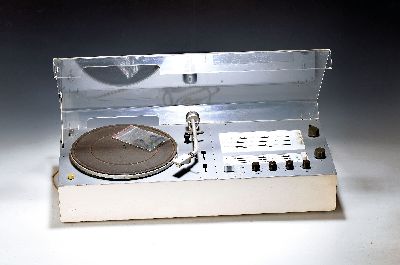 Kompaktanlage Braun Audio 2 Typ P 400X, 1964 -67, Metallgehäuse, Plexiglasdeckel, ohne externen Lautsprecher, ca. 19x65x28cm; deutliche ...