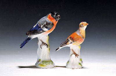 Zwei Porzellanfiguren, heimische Vögel, Meissen, 20.Jh, Porzellan, farbig staffiert, Hänfling Nr. 77051 und Gimpel Nr. 77127, H. 12/15 cm