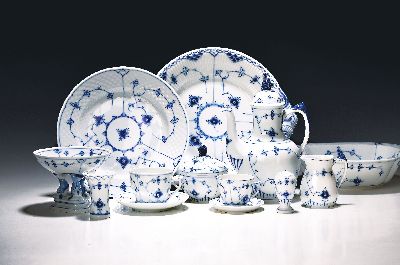Tafelservice, Dekor Musselmalet, Royal Copenhagen, Porzellan, 12 Mokka- und 12 Kaffeetassen mit 12 UT, 15 Kuchenteller D. 19 ,5 cm, 2 Väschen, ...
