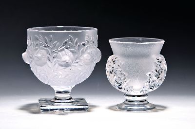 2 Glasvasen, Lalique, Frankreich, 2.Hälfte 20.Jh., farbloses Glas, mattiert, "Elisabeth" mit Vogeldekor, H. 14 cm, Vase mit ...