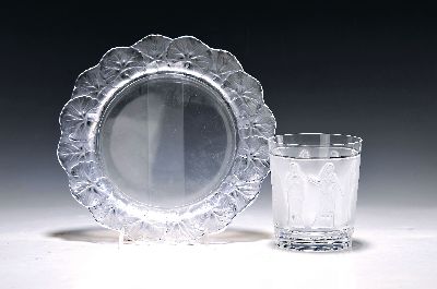 Teller und Glas, Lalique, Frankreich, 2. Hälfte 20.Jh., farbloses Glas, Teller mit Weinlaubkranz D. 21 cm, Glas mit Antikenfries, H. 10,5 cm