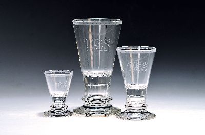35-tlg. Trinkglasservice, Lobmeyr, Wien, 20. Jh., farbloses Kristallglas, facettierter Fuß, Pokalglasform, umlaufende z.T. mattierte Bordüre, ...