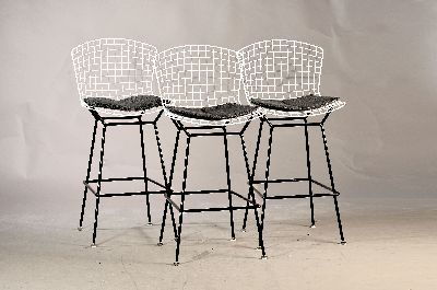Drei Barhocker, Entw. Harry Bertoia (1952), Ausführung wohl Knoll international, 1970er/80er-Jahre, schwarzes Edelstahlgestell, Sitzschale weiß ...