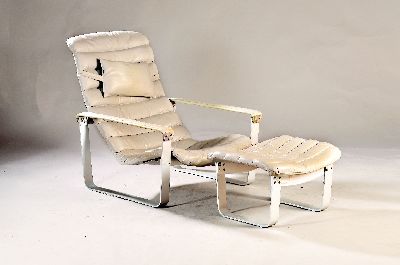 "Pulkka"-Sessel mit Ottomane, Entw. Ilmari Lappalainen (1918-2006), Ausführung wohl Asko, Finnland, 1970er-Jahre, Kufengestell aus ...