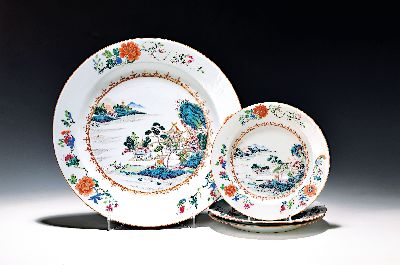 Großer Teller und drei kleine Teller, China, Quianlong, 18. Jh., Porzellan, Landschaftsmalerei und Blumen, ockerfarbener Rand, großer Teller D. ...