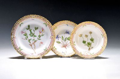 3 kleine Teller, Royal Copenhagen, Flora Danica, Viola umbrosa; Draba Hirta Oed. D. 14.3 cm, Dessertteller D. 17 cm