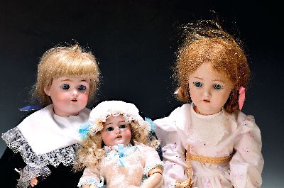 3 Porzellankopfpuppen, Simon & Halbig, um 1915-20, 1x blaue Schlafaugen, offener Mund mit 4 Zähnen oben, durchstochene Ohren, blonde Mohairperücke, ...