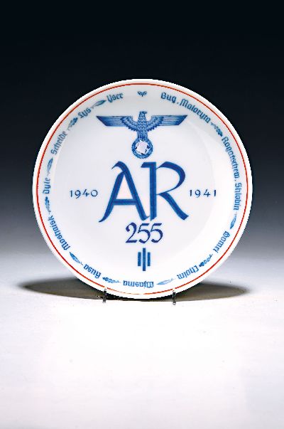 Regimentsteller, Artillerieregiment 255, 1940/41, Meissen, Porzellan Unterglasurblaue Bemalung, roter Rand, Durchmesser 25cm