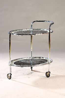 Servierwagen, wohl Italien, 1960/70er-Jahre, Stahlrohrgestell, zwei Etagen mit Glaseinsätzen, schwarzes und Spiegelglas, ungemarkt, auf vier Rollen, ...