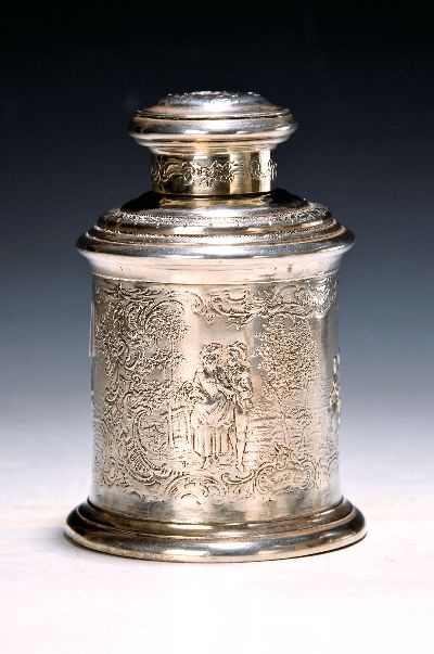 Teedose, Lübeck, ausgehendes 18.Jh., Silber, runde Dose mit Deckel, reiche Reliefzier, spätbarock bzw. Rokokopärchen zwischen Muschelwerk, ...