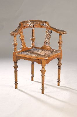 Eckstuhl, Historismus, um 1880, Nussbaum massiv, Beine und Rückenlehne gedrechselt und geschnitzt, Sitzschale Holz mit gepunztem Lederbezug, orig. ...