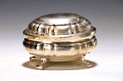 Barocke Zuckerdose, Breslau, 1737-45, Meister FG, Silber, godronierte Form, auf vier gerollten Füßen, best., Johanneskopfmarke Rosenberg 1372, ...