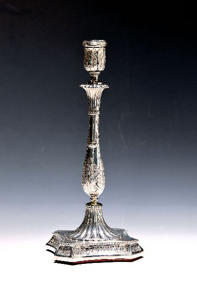 Klassizistischer Leuchter, London, 1792, Silber, graviertes Wappenmotiv Hand mit Blume, Meistermarke wohl KI verschlagen, Boden gefüllt, H. 28 cm, ...