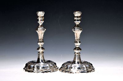 Barockes Leuchterpaar, Frankfurt a.M., Mitte 18.Jh., Silber, godroniert, Marken verschlagen, 638g, H. ca. 20 cm