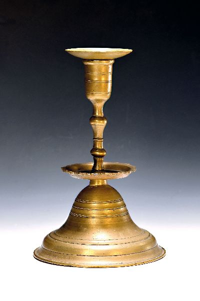 Glockenleuchter, wohl Nürnberg, 17./18., Jh., Bronze, abnehmbarer Tropffänger, runder gewölbter glockenförmiger Fuß, darüber tellerförmige ...