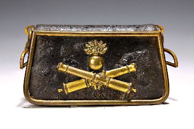 Kartuschkasten, Frankreich, Feldartillerie, 19. Jh., Leder bezogen, Messingauflagen, gekreuzte Kanonen, Kanteneinfassung, Aufhängung, 9.5x17x4cm, ...
