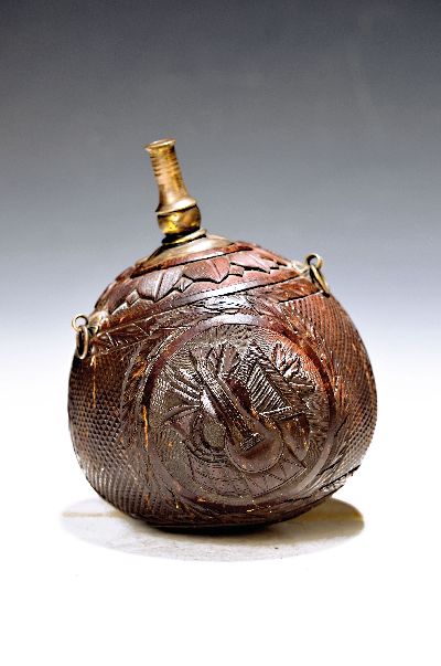 Kokosnuss-Pulverflasche, wohl Frankreich, 19. Jh., beschnitzt, floraler Dekor, Allegorie auf die Musik und schnäbelnde Tauben um den Ausguß Gesicht ...