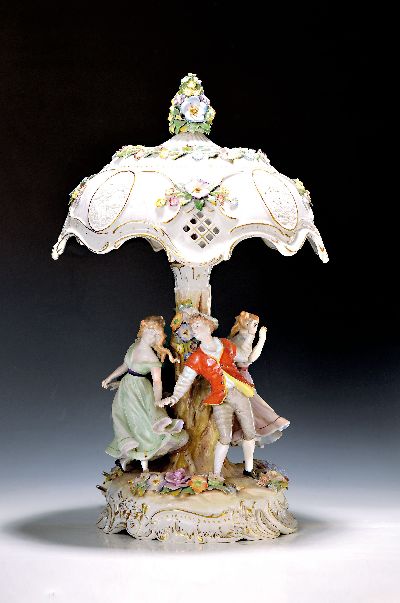 Lithophanielampe, Rudolstadt, 20. Jh., Porzellan, zwei tanzende Paare um Baumstamm, reiche Blütenapplikationen, Schirm mit vier ...