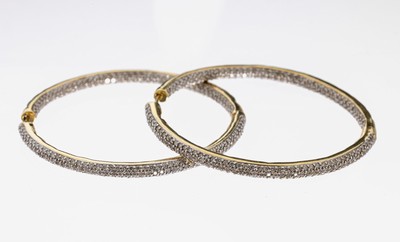 Paar 18 kt Gold Brillant-Ohrcreolen, GG 750/000, 554 Brillanten zus. ca. 2.96 ct get.Weiß/si-p1, 1 Stein fehlt, D. ca. 4.5 cm, Expertise von ...