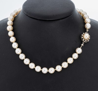Perl-Collier mit 14 kt Gold Diamant- Schmuckschließe, WG 585/000, 64 l. rosefarb. Akoyazuchtperlen, D. ca. 8.2 mm, Kastenschloss mit ...