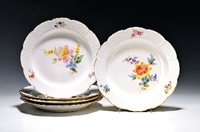 5 Teller, Meissen, um 1880-90, 1. Wahl, korbartig reliefierter Rand, feine bunte Blumenmalerei, D. ca. 21.5cm